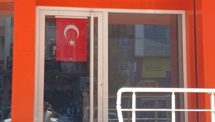 O bankadan geriye sadece kapısındaki Türk Bayrağı kaldı