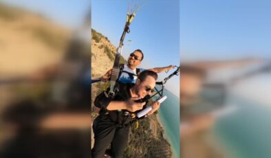 Yamaç paraşütü atlayışında evlilik teklifi