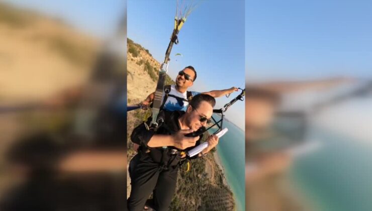 Yamaç paraşütü atlayışında evlilik teklifi