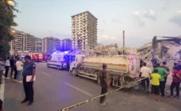 12 katlı bina iş makinesini yuttu: Kurtarma sürüyor