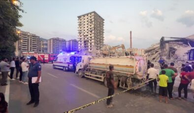 12 katlı bina iş makinesini yuttu: Kurtarma sürüyor