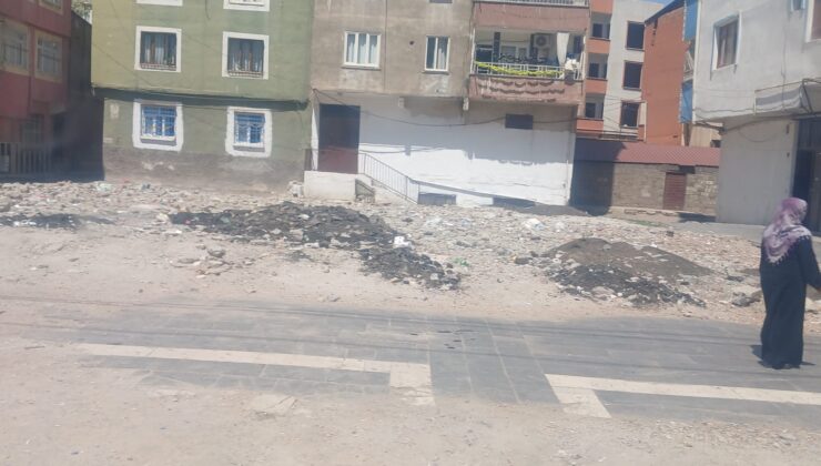 Engelli yolları ve kaldırımlar yıkım enkazına kurban gidiyor