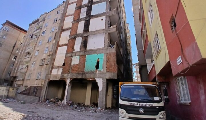 Metruk Binalar Temizleniyor