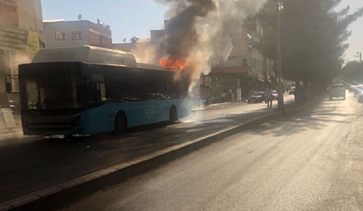 Diyarbakır’da Belediye Otobüsü Alev Alev Yandı
