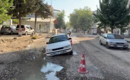 Çöken yolda mahsur kalan araç kurtarıldı