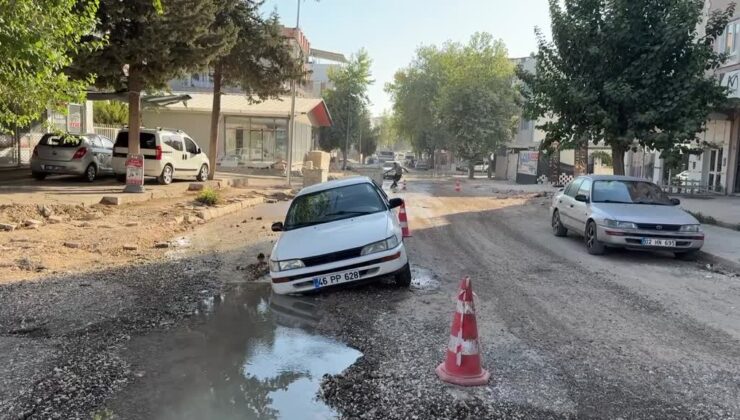 Çöken yolda mahsur kalan araç kurtarıldı