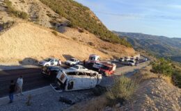 Devrilen minibüsteki 19 kişi yaralandı