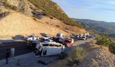 Devrilen minibüsteki 19 kişi yaralandı
