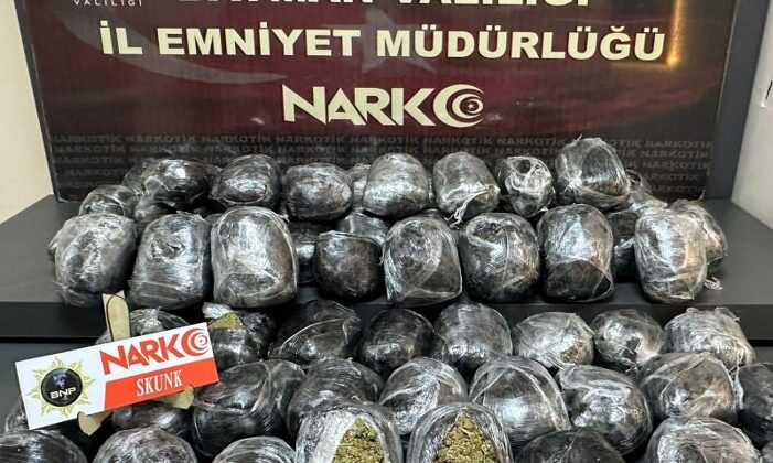 Durdurulan iki otomobilde 22 kilo 150 gram skunk ele geçirildi