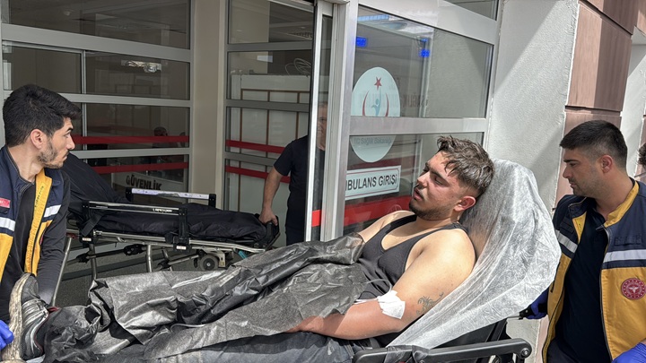 Egzoz parladı 2 kişi yaralandı