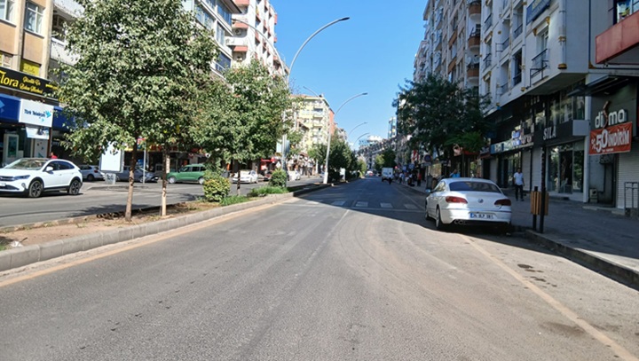 Diyarbakır’da Caddeler Trafiğe Kapatıldı!