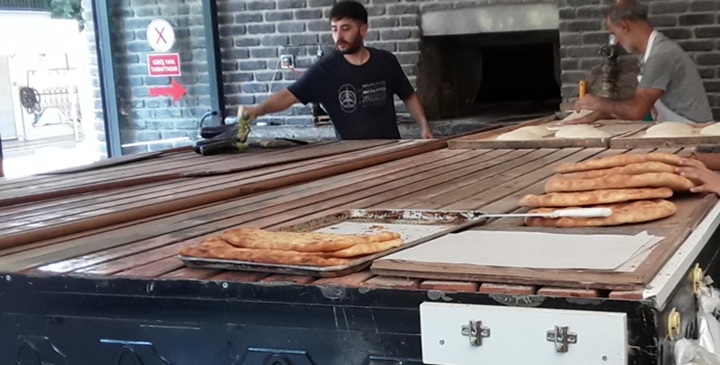 Yüksek Sıcaklığa Rağmen Vatandaşlara Ekmek Yetiştiriyorlar