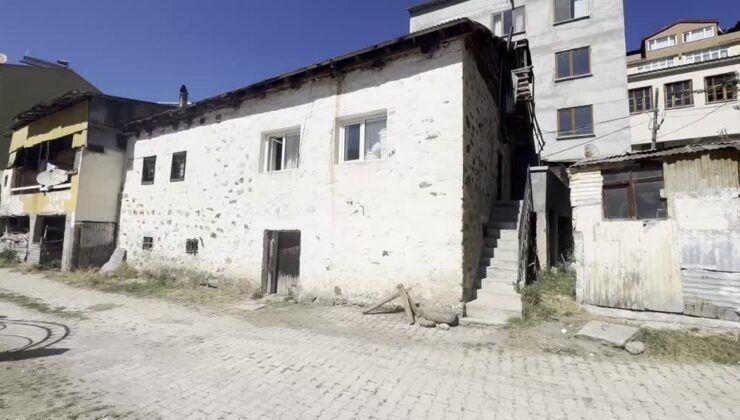 Genç ata yadigarı evde geçmişin izlerini yaşatıyor