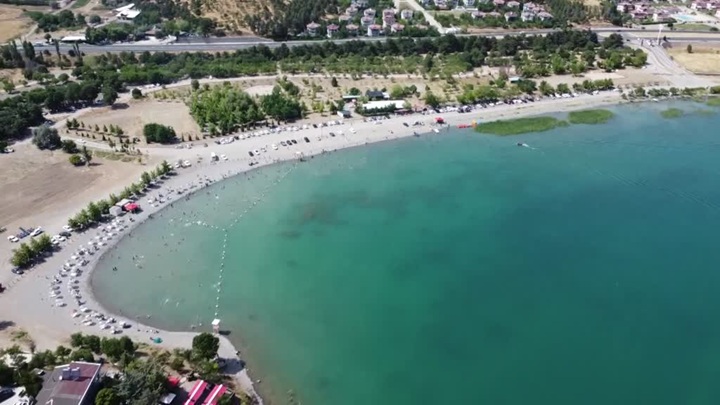 Hazar Gölü sahili kavurucu sıcaktan bunalanların adresi oluyor