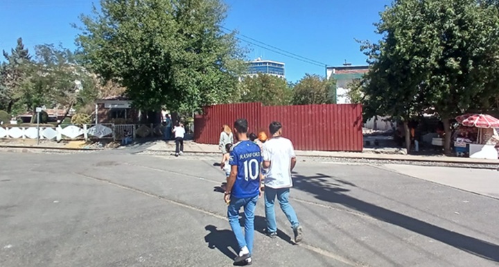 Yenişehir’de Üst Geçit Çalışması Yarım Kaldı: Vatandaşlar Tehlikeye Rağmen Kullanıyor