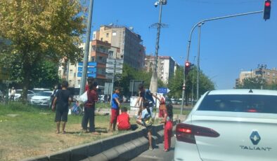 Diyarbakır’da ışıklarda su satan ve dilenen çocuklar yürek burkuyor