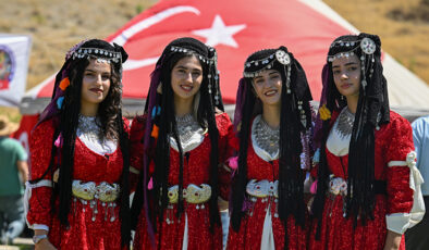 Anadolu kadınları yöresel kıyafetleriyle Malazgirt Zaferi kutlamalarını renklendirdi