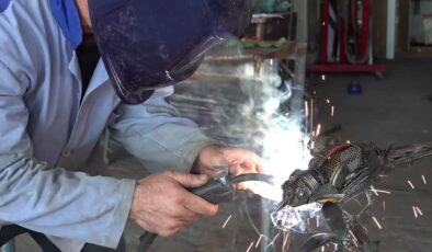Metal atıklarla nesli tükenen Kauai kuşu heykeli yaptı