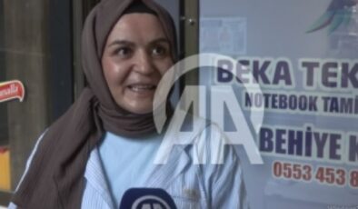 Bilgisayar tamircisi kadın, mesleği stajyerlere öğretiyor