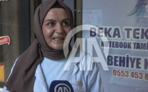 Bilgisayar tamircisi kadın, mesleği stajyerlere öğretiyor