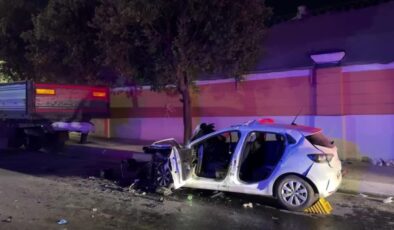 Otomobilin park halindeki tıra çarptığı kazada 1 kişi öldü, 4 kişi yaralandı
