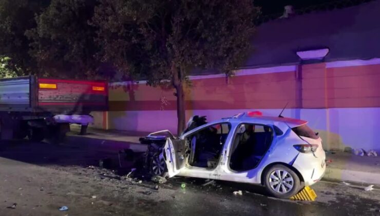 Otomobilin park halindeki tıra çarptığı kazada 1 kişi öldü, 4 kişi yaralandı