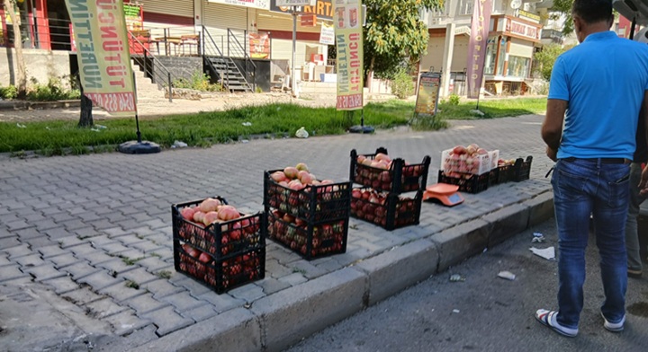 Vakti Geldi Kaldırımlara Saçıldı