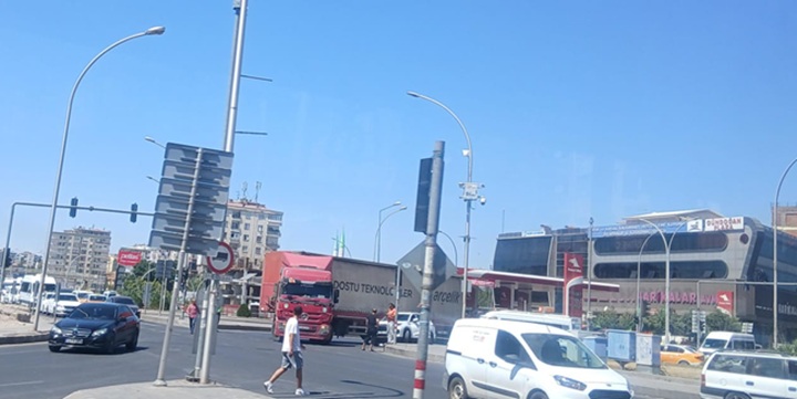 Ağır tonajlı araç kazaya neden oldu
