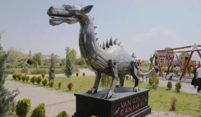 Hurda demirlerden yapılan “Van Gölü Canavarı” heykeli 350 bin liradan satıldı