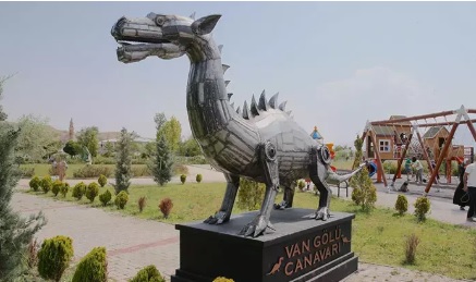 Hurda demirlerden yapılan “Van Gölü Canavarı” heykeli 350 bin liradan satıldı