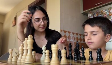 Türkiye’nin genç satranç yıldızı Elif, kadın büyükusta yolunda