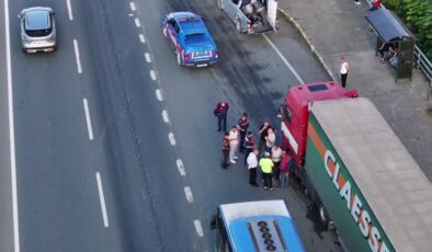 Üç aracın karıştığı trafik kazasında 14 kişi yaralandı