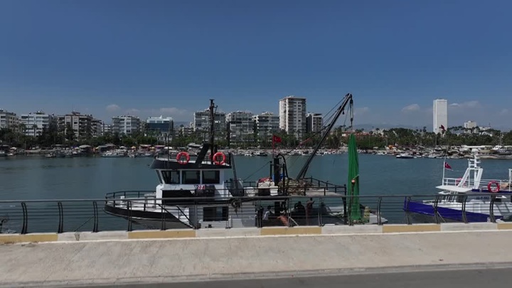 Akdenizli balıkçılar mavi sularla buluşmak için son hazırlıklarını yapıyor