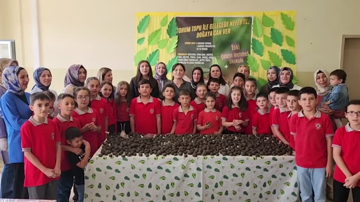 Öğrenciler, yanan ormanlık alanların yeniden yeşermesi için 5 bin tohum topu hazırladı