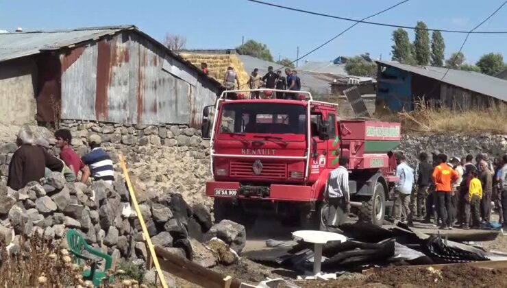 Alisofu köyünde çıkan yangında 2 ev ve samanlıklar yok oldu