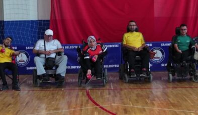 Yanlış iğne yüzünden çocukken engelli kalan kadın, boccia ile yaşama tutunuyor