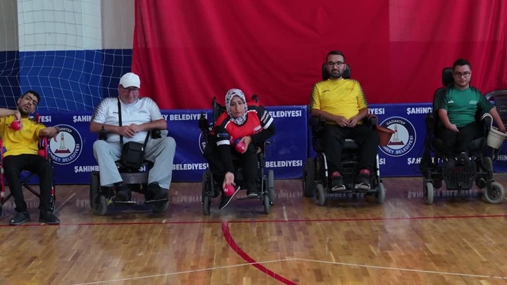 Yanlış iğne yüzünden çocukken engelli kalan kadın, boccia ile yaşama tutunuyor