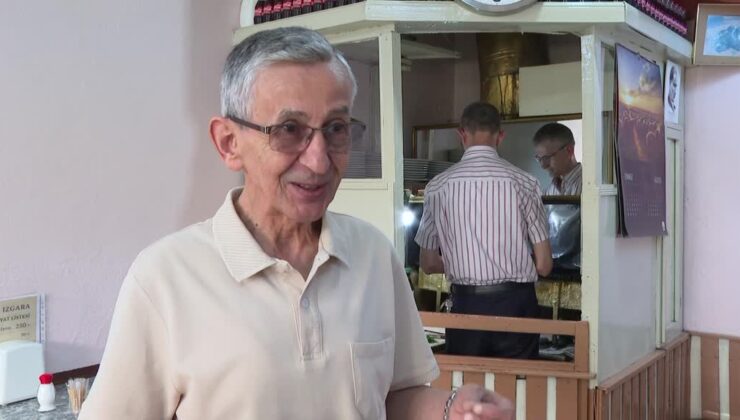 Babalarından kalan 65 yıllık köfte dükkanına ilerleyen yaşlarına rağmen sahip çıkıyorlar