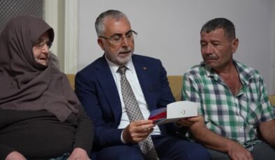 Bakan Işıkhan, şehit ailesine Erdoğan’ın “Terörsüz Türkiye” mektubunu okudu
