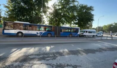 Belediye otobüsüne çarpan minibüsteki 8 kişi yaralandı