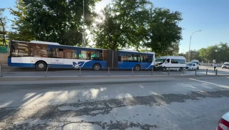 Belediye otobüsüne çarpan minibüsteki 8 kişi yaralandı