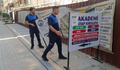 Kaldırımlara izinsiz konulan reklam panoları ve dubalar kaldırıldı