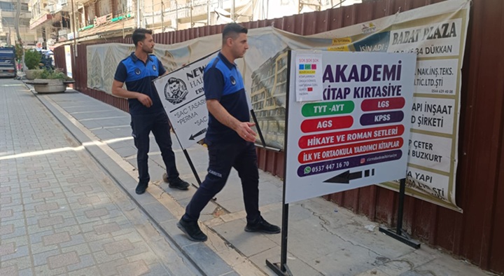 Kaldırımlara izinsiz konulan reklam panoları ve dubalar kaldırıldı