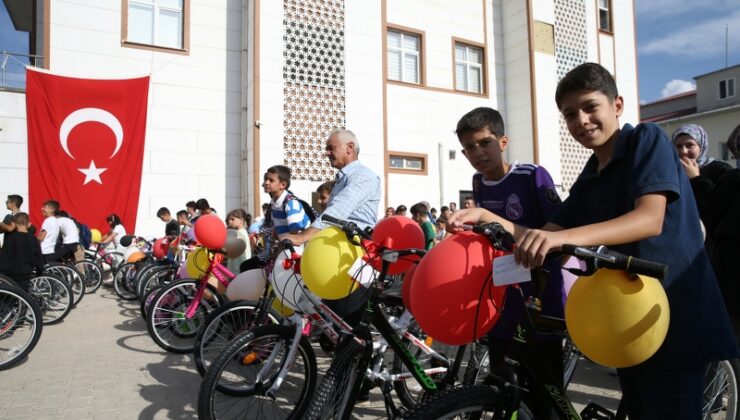 Çelikhan’da 200 çocuğa bisiklet dağıtıldı