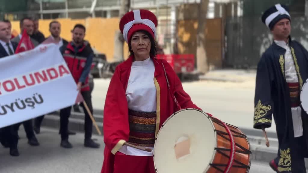Davul sevgisiyle mehtere katıldı, kadınlara cesaret verdi