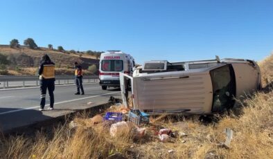 Sivas-Erzincan yolunda hafif ticari araç devrildi: 4 yaralı