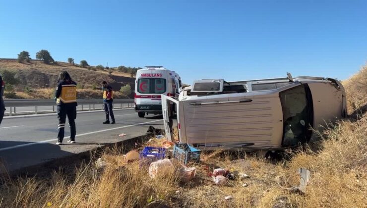 Sivas-Erzincan yolunda hafif ticari araç devrildi: 4 yaralı