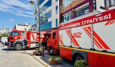 Diyarbakır Sur’da ayakkabı deposu alevlere teslim oldu