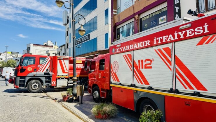Diyarbakır Sur’da ayakkabı deposu alevlere teslim oldu