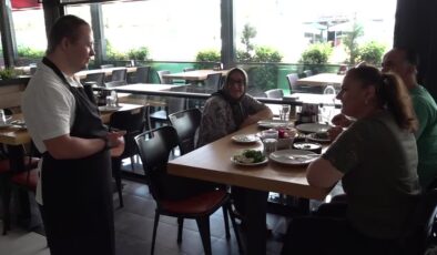Down sendromlu Fatih Temel kebap ve şalgam servisiyle gönülleri fethediyor